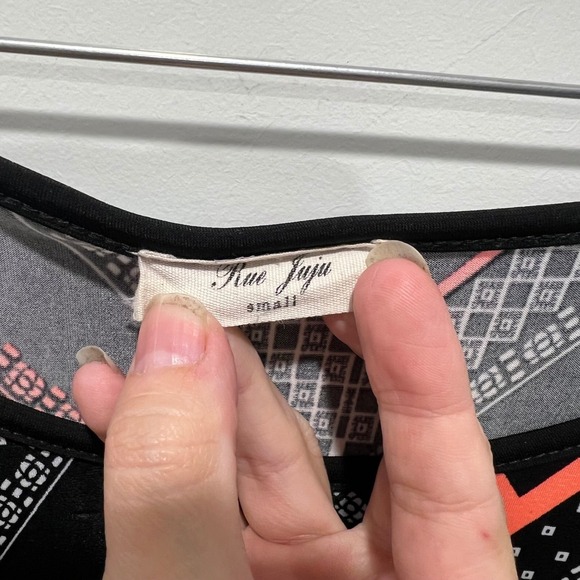 Rue Juju Geometric Chevron Coral Black White Short Sleeve Top Size Small‎ - Picture 2 of 8